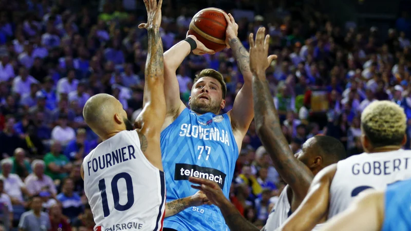 Fotografija: Evan Fournier levo je bil nešteto bitk z Luko Dončićem, drevi ga čaka boj za finale eura 2022. FOTO: Thilo Schmuelgen/Reuters
