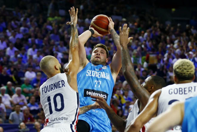 Evan Fournier levo je bil nešteto bitk z Luko Dončićem, drevi ga čaka boj za finale eura 2022. FOTO: Thilo Schmuelgen/Reuters
