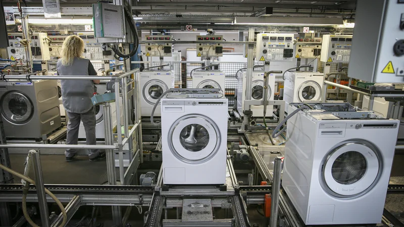 Fotografija: Zdi se nam, da tudi Gorenje ni več tisto, kar je bilo v preteklosti, ko nas je njihov serviser včasih obiskal že na sam dan okvare njihovega izdelka. FOTO JOŽE SUHADOLNIK/DELO