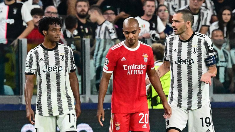 Fotografija: Benfica je v Torinu še poglobila krizo Juventusa, eden od strelcev, ki je načel belo-črne pa je tudi eden od najbolj izkušenih lizbonskih  »orlov« Joao Mario (v sredini). FOTO: Vincenzo Pinto/AFP
