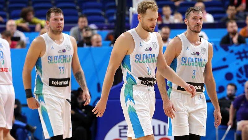 Fotografija: Luka Dončić, Jaka Blažič in Goran Dragić (z leve) po četrtfinalnem porazu niso skrivali razočaranja. FOTO: Oliver Behrendt/AFP