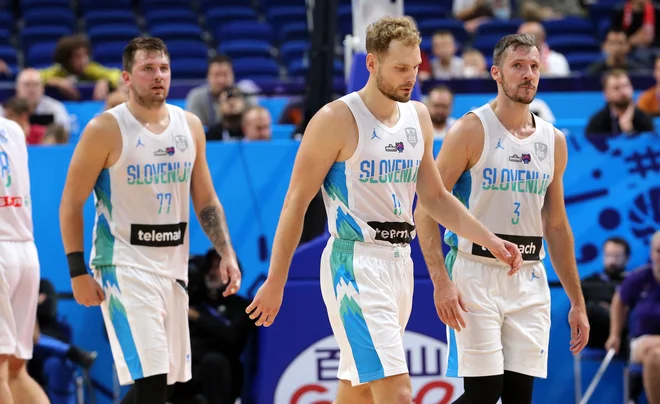 Luka Dončić, Jaka Blažič in Goran Dragić (z leve) po četrtfinalnem porazu niso skrivali razočaranja. FOTO: Oliver Behrendt/AFP
