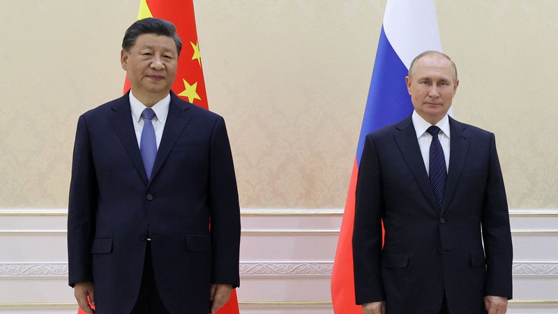 Fotografija: Xi Jinping in Vladimir Putin sta snela masko kljub strogim epidemiološkim ukrepom, pri katerih je obsesivno vztrajal kitajski protokol. FOTO: Alexandr Demyanchuk/AFP
