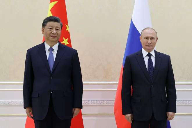 Xi Jinping in Vladimir Putin sta snela masko kljub strogim epidemiološkim ukrepom, pri katerih je obsesivno vztrajal kitajski protokol. FOTO: Alexandr Demyanchuk/AFP