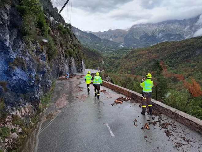 Cesta Kobarid-Bovec v semaforju ni prevozna! Velika nevarnost, opozarja gasilska enota Kobarid. FOTO: Fb Gasilska enota Kobarid
