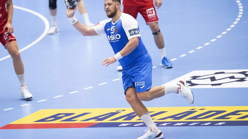 Fotografija: Celjski rokometaši (na fotografiji Matic Suholežnik) so sezono v ligi prvakov odprli s porazom. FOTO: Aalborg Håndbold