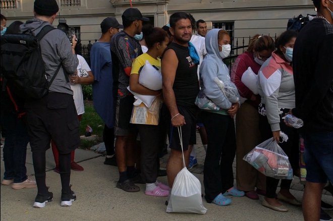 Pred rezidenco ameriške podpredsednice Kamale Harris so prispeli v večini migranti iz Venezuele. Foto Staff Reuters
