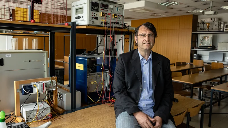 Avtomatika v večini procesov zagotavlja tudi zmanjšanje porabe energije, surovin, izboljšanje kakovosti produktov in zmanjšanje raznih emisij v okolje, kar je ključno za zeleni prehod, poudarja prof. dr. Igor Škrjanc. FOTO: Črt Piksi
