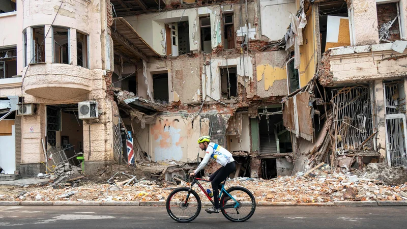 Fotografija: Žrtve v Ukrajini imajo obraz, ime in solze, žrtve v Iraku, Jemnu in Libiji so so statistika. Če ponovimo za Alešem Hojsom – niso nam religiozno in kulturno blizu.
FOTO: Sergey Bobok Afp