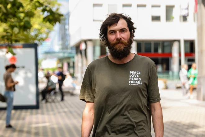 Premiera lutkovne predstave Samost, v kateri v režiji Marka Čeha uprizarjajo poezijo Marka Breclja, je bila sinoči v projektnem prostoru Osmo/za. FOTO: Črt Piksi
