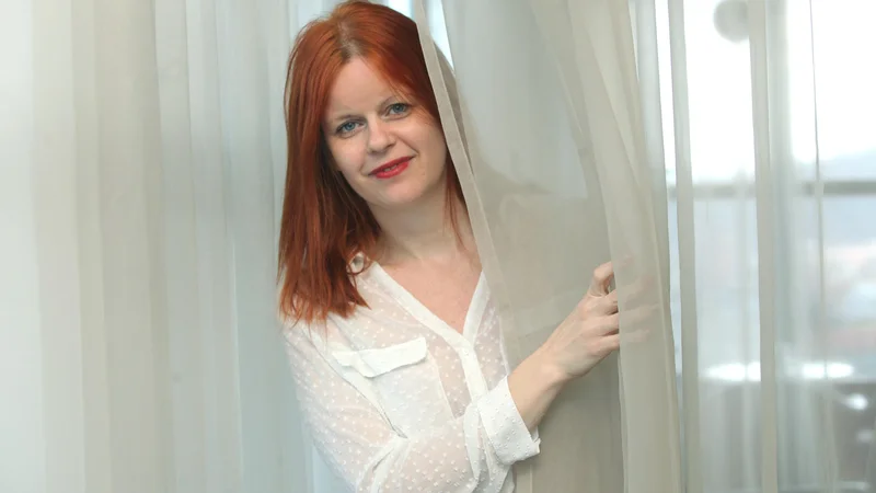 Fotografija: Gabriela Babnik, pisateljica, prevajalka, urednica na založbi Litera in avtorica novega romana Tišina, polna vetra, v katere raziskuje razmerje med temnopolto igralko in plesalko Jeanne Duval in Charlesom Baudelairem. FOTO: Mavric Pivk/Delo