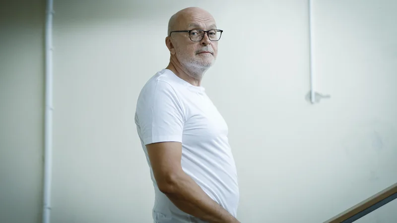 Fotografija: »Statistika pravi, da je veliko ljudi zelo nezadovoljnih na delovnih mestih ali tam celo trpijo. Tega ne moreš urediti z upokojitvijo, ampak že prej,« razmišlja Miha Mazzini. FOTO: Jože Suhadolnik/Delo