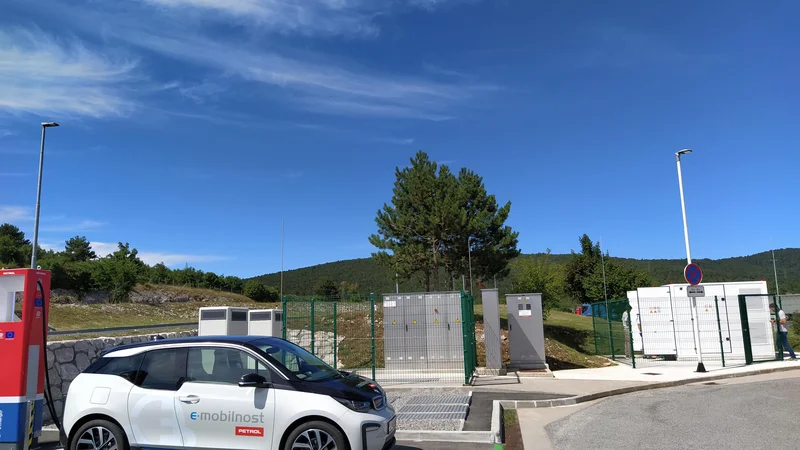 Fotografija: Električne polnilnice Kozina, ki so Petrolov projektni primer. FOTO: Arhiv Petrola