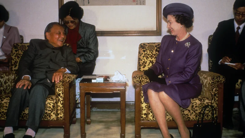 Fotografija: Kraljica in takrat 84-letni Deng Xiaoping med državnim obiskom v Pekingu leta 1986. FOTO: Ron Bell/Reuters