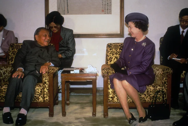 Kraljica in takrat 84-letni Deng Xiaoping med državnim obiskom v Pekingu leta 1986. FOTO: Ron Bell/Reu&shy;ters

