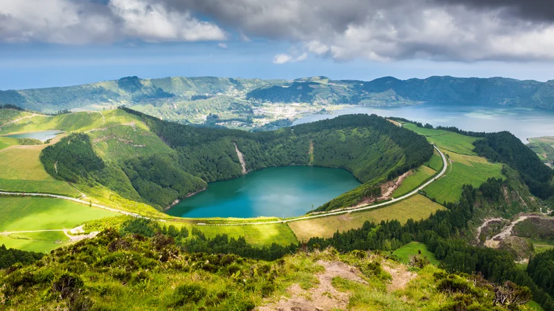 Fotografija: Jezero Sete Cidades na zahodnem delu otoka Sao Miguel FOTO: Shutterstock