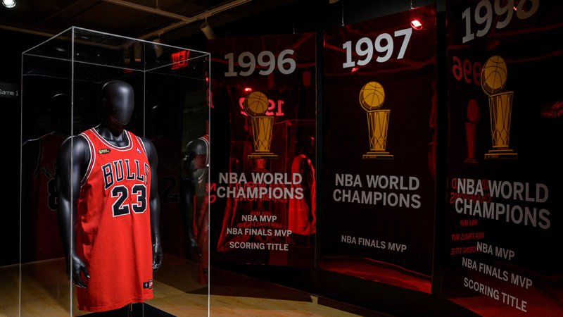 Fotografija: Dres Michaela Jordana, ki ga je nosil v prvi finalni tekmi končnice lige NBA leta 1998, je postal najdražji športni dres v zgodovini. FOTO: Angela Weiss/AFP
