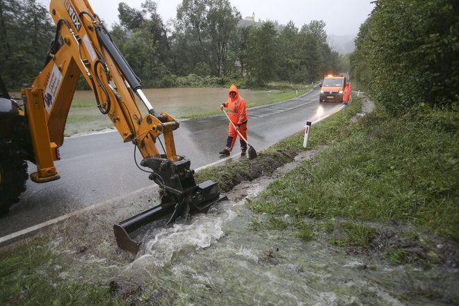 Največ težav je bilo med Idrijo in Ljubljano, kjer se padavine še naprej obnavljajo, zato so se pri Arsu odločili za razglasitev najvišje stopnje vremenskega opozorila. Na fotografiji poplave blizu Polhovega Gradca. FOTO: Jože Suhadolnik/Delo
