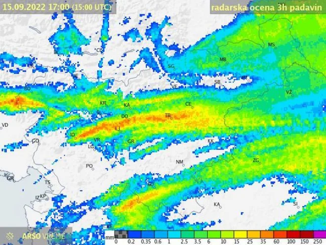 Težave povzroča predvsem pojav tako imenovane stacionarne konvekcije oziroma proženje močnih padavin v določenih linijah, kjer se potem padavine nad posameznimi manjšimi območji obnavljajo. FOTO: Zajem zaslona
