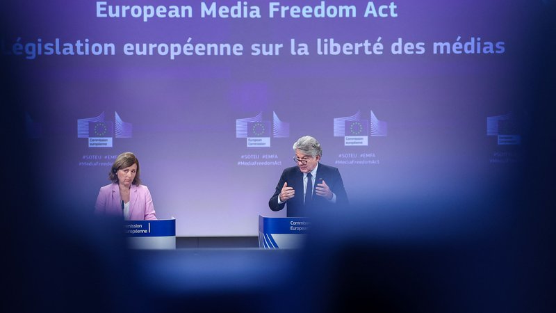 Fotografija: Podpredsednica evropske komisije Věra Jourová in Thierry Berton, komisar EU za notranji trg, sta predstavila predlog akta o svobodi medijev. FOTO: Kenzo Tribouillard/AFP
