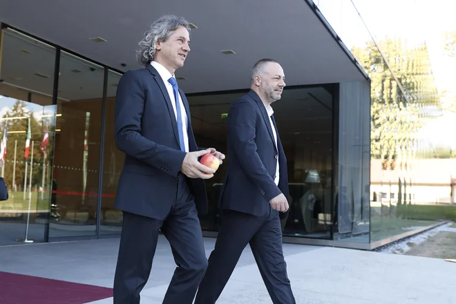 Zdravstvenemu ministru Danijelu Bešiču Loredanu (na fotografiji desno) je premier Robert Golob očitno pustil povsem proste roke pri vodenju resorja. FOTO: Leon Vidic/Delo

