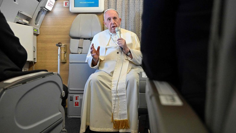 Fotografija: Na letalu ob vrnitvi je papež omenil, da bi »potrebovali stoletje, če bi hoteli razumeti Kitajsko, mi pa ne živimo sto let«. FOTO: Alessandro Di Meo/AFP
