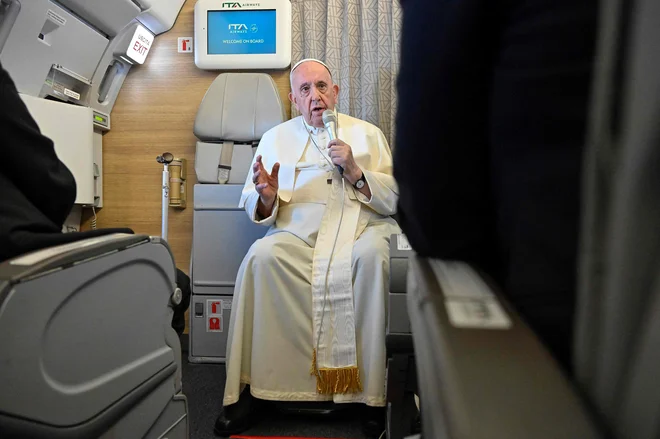 Na letalu ob vrnitvi je papež omenil, da bi »potrebovali stoletje, če bi hoteli razumeti Kitajsko, mi pa ne živimo sto let«. FOTO: Alessandro Di Meo/AFP