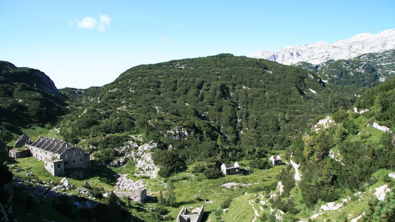 Fotografija: Ostanki italijanskih gorskih obmejnih kasarn ob nekdanji rapalski mej. FOTO BLAŽ MOČNIK
