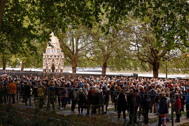 Na tisoče ljudi prihaja v London, da bi se poslovili od kraljice Elizabete II. FOTO: Odd Andersen/AFP
