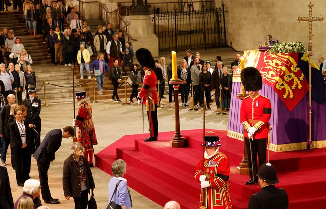 Pred vstopom v westminstrsko dvorano morajo vsi opraviti varnostni pregled, v notranjosti pa so dovoljene le majhne torbe. FOTO: Odd Andersen/AFP
