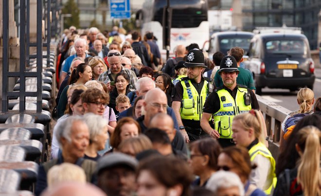 Ljudje, ki se pomikajo proti Westminstru, prihajajo z vsega sveta, največ pa je seveda Britancev. FOTO: Odd Andersen/AFP
