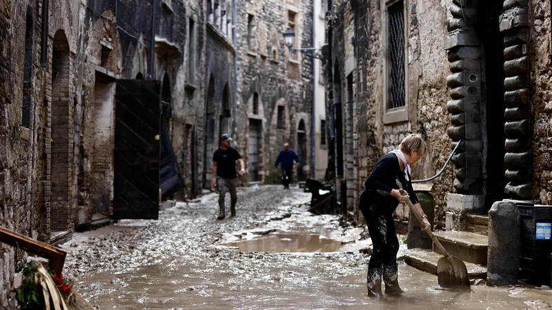Fotografija: Ulice so se spremenile v hudournike. FOTO: Yara Nardi/Reuters