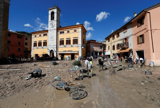 Med smrtnimi žrtvami je moški, ki je utonil v svojem avtomobilu. FOTO: Yara Nardi/Reuters
