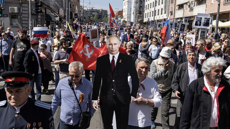 Fotografija: Zoran Marič, predsednik srbske ruske manjšinske stranke, s podobo ruskega predsednika Vladimirja Putina med letošnjim pohodom v spomin na 77. obletnico zmage nad nacistično Nemčijo. Foto Marko Djurica/Reuters