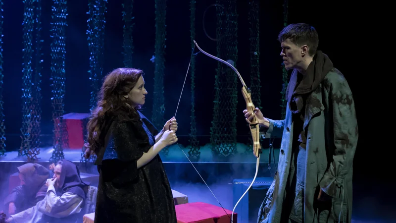 Fotografija: Lady Marian je Eva Stražar, Urban Kuntarič je Robin Hood. Robin Hood je romantična pa tudi nevarna zgodba o pravilih in pravici do nepokorščine. FOTO: Uroš Hočevar