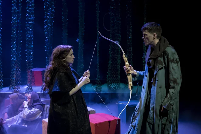 Lady Marian je Eva Stražar, Urban Kuntarič je Robin Hood. Robin Hood je romantična pa tudi nevarna zgodba o pravilih in pravici do nepokorščine. FOTO: Uroš Hočevar