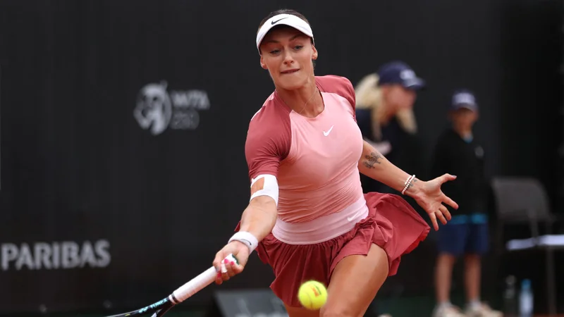 Fotografija: Romunka Ana Bogdan je izločila drugo nosilko turnirja v Portorožu. FOTO: Kacper Pempel/Reuters