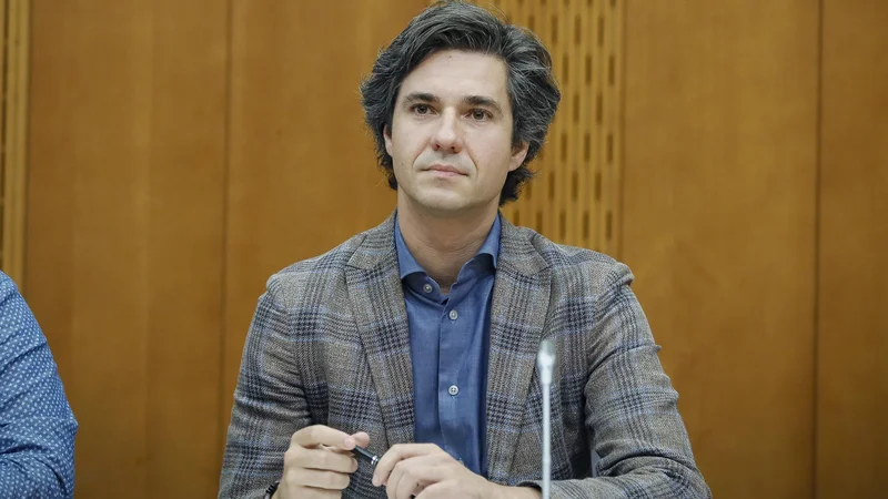 Fotografija: Luka Mesec se je odločil, da bo ostal minister za delo. FOTO: Jože Suhadolnik/Delo