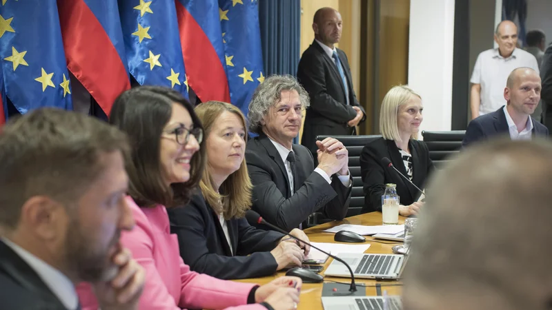 Fotografija: Po neuradnih informacijah se v kratkem obeta vlaganje interpelacij. FOTO: Jure Eržen/Delo