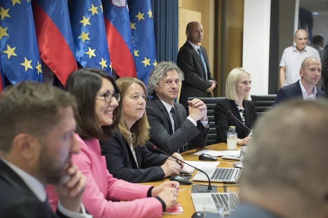 Po neuradnih informacijah se v kratkem obeta vlaganje interpelacij. FOTO: Jure Eržen/Delo
