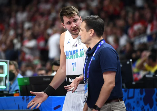 Luka Dončić in Aleksander Sekulić med izmenjavo mnenj na letošnjem EP. FOTO: Annegret Hilse/Reuters
