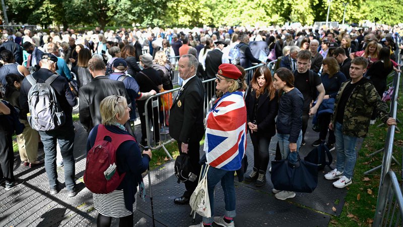 Fotografija: Približno pet kilometrov od Southwarka v jugovzhodnem Londonu do Westminstra se vije kolona v poklon preminuli kraljici, predvidena čakalna doba pa je lahko tudi do 14 ur. FOTO: Loic Venance/AFP

