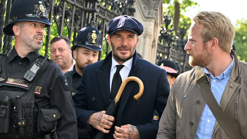 Fotografija: David Beckham se je poklonil kraljici. FOTO: Louisa Gouliamaki/ AFP