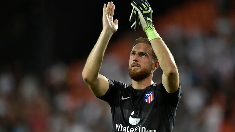 Fotografija: Jan Oblak zaradi poškodbe še ni potrjen kot udeleženec velikega madridskega derbija. FOTO: Pablo Morano/Reuters
