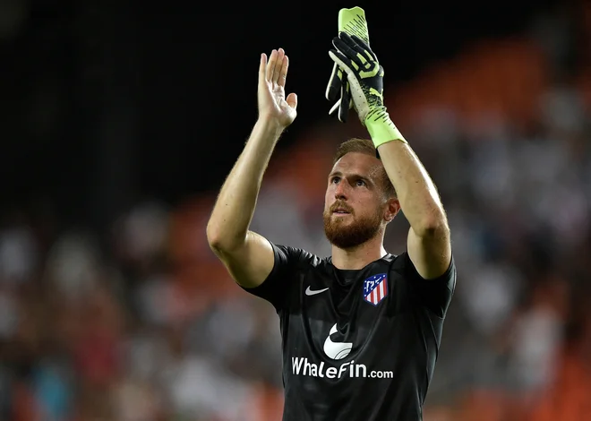 Jan Oblak zaradi poškodbe še ni potrjen kot udeleženec velikega madridskega derbija. FOTO: Pablo Morano/Reuters
