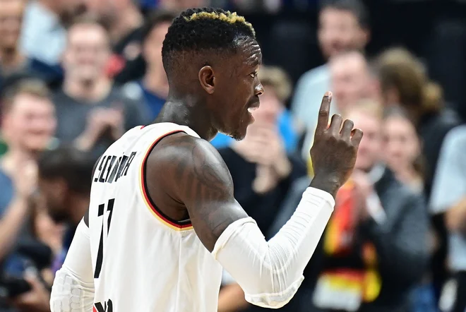 Dennis Schröder je blestel v prvem polčasu, a njegovih 30 točk je bilo na koncu premalo za zmago Nemcev. FOTO: Tobias Schwarz/AFP
