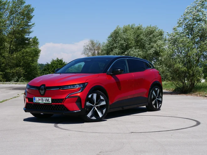 Ima enako ime, a v električni izvedbi je to drug avtomobil. Renault megane electric ima sodobno, napihnjeno obliko z ozkimi žarometi, razvitimi in izdelanimi v Sloveniji. FOTO: Blaž Kondža
