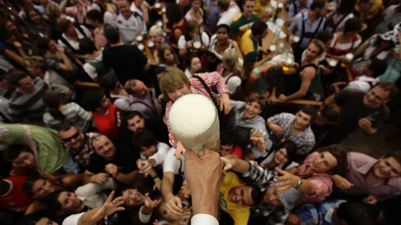 Fotografija: Bavarci in z njimi vsi ljubitelji piva si želijo pozabiti na skrbi in znova rajati, kakor so rajali pred koronavirusom.
FOTO: Pfaffenbach/REUTERS