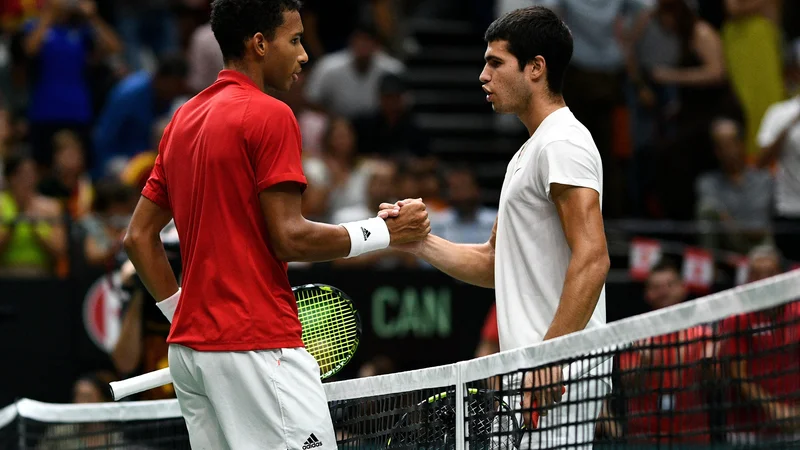 Fotografija: Kanadčan Felix Auger Aliassime, 13. na lestvici ATP, je v Davisovem pokalu pripravil presenečenje v dvoboju proti Španiji, saj je premagal zmagovalca OP ZDA Carlosa Alcaraza (desno). FOTO: Pablo Morano/Reuters
