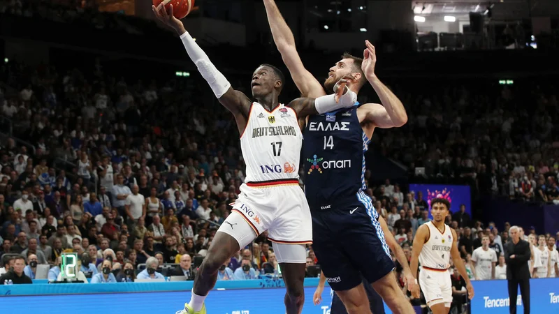 Fotografija: Dennis Schröder (levo) je povlekel zanimivo potezo, namesto štiriletne pogodbe z LA Lakers je sprejel le enoletno in za veliko manjši znesek. FOTO: Oliver Behrendt/AFP
